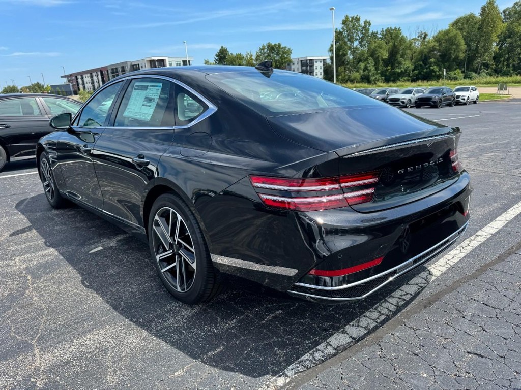 Genesis G80 Vehicle Full-screen Gallery Image 05