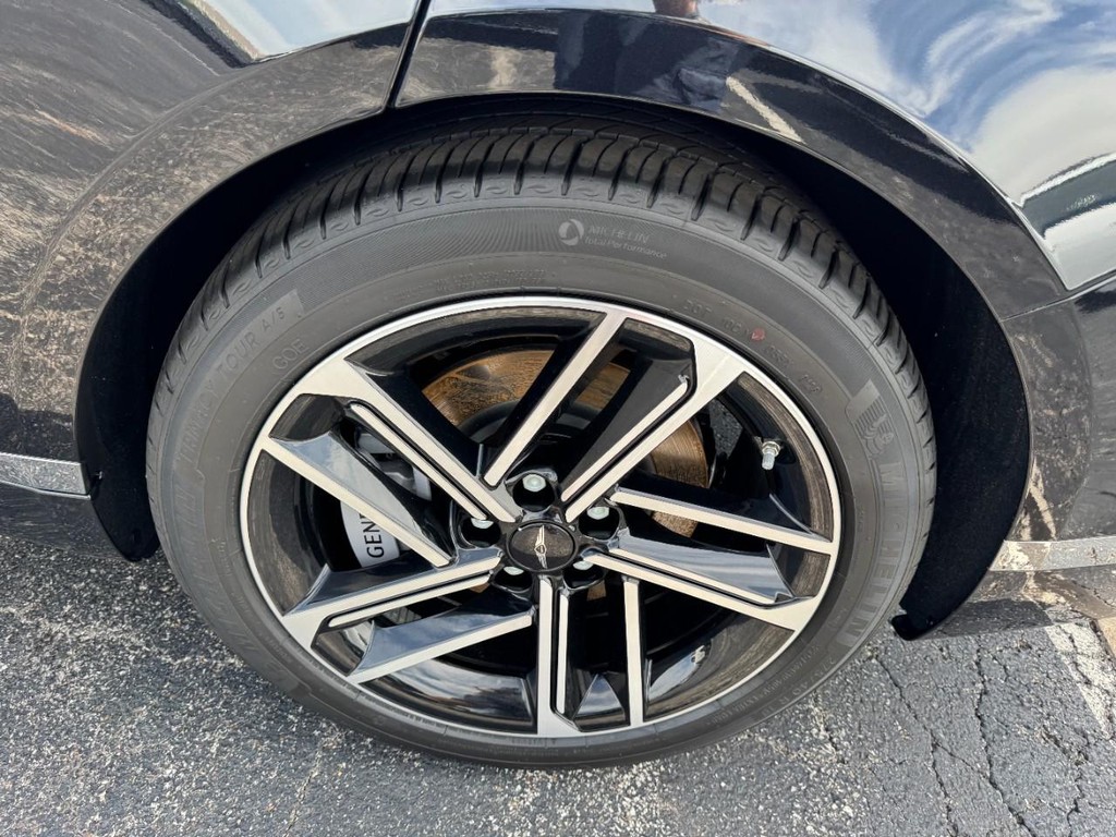 Genesis G80 Vehicle Full-screen Gallery Image 06