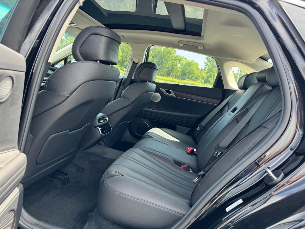 Genesis G80 Vehicle Full-screen Gallery Image 07