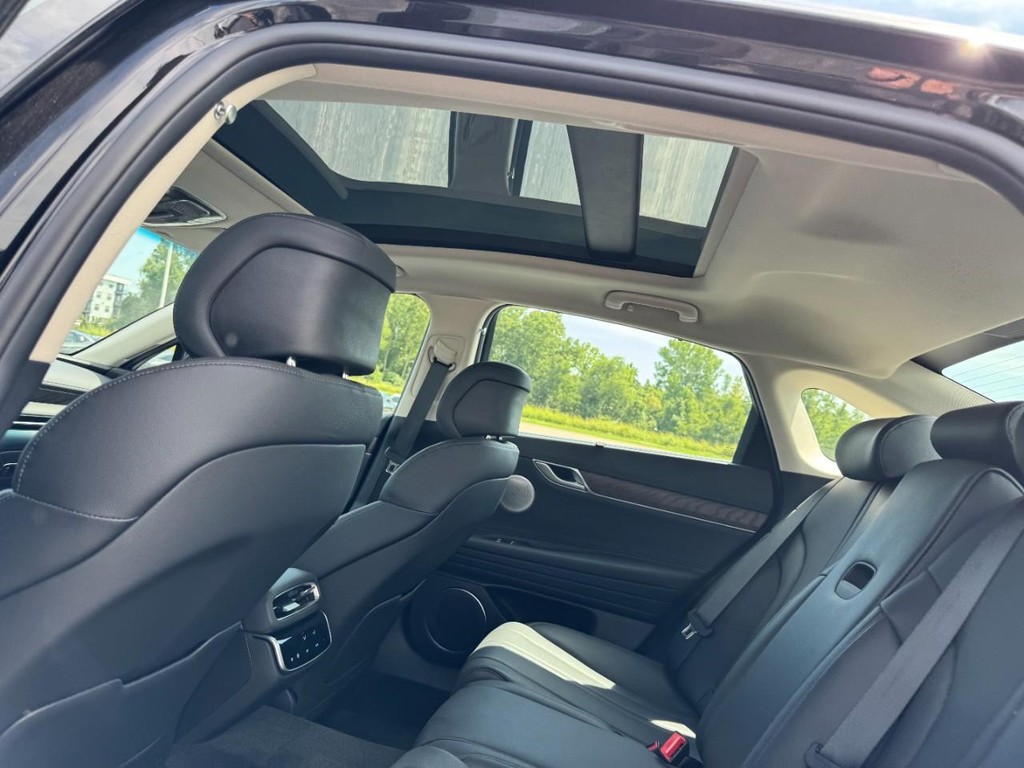 Genesis G80 Vehicle Full-screen Gallery Image 08