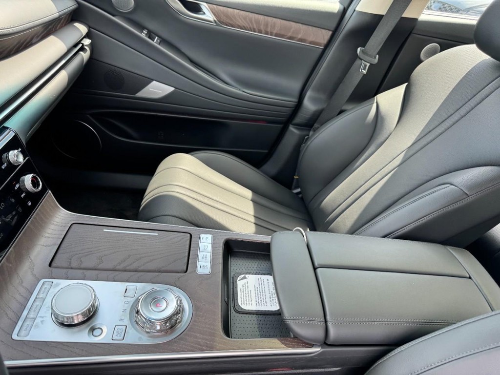 Genesis G80 Vehicle Full-screen Gallery Image 09