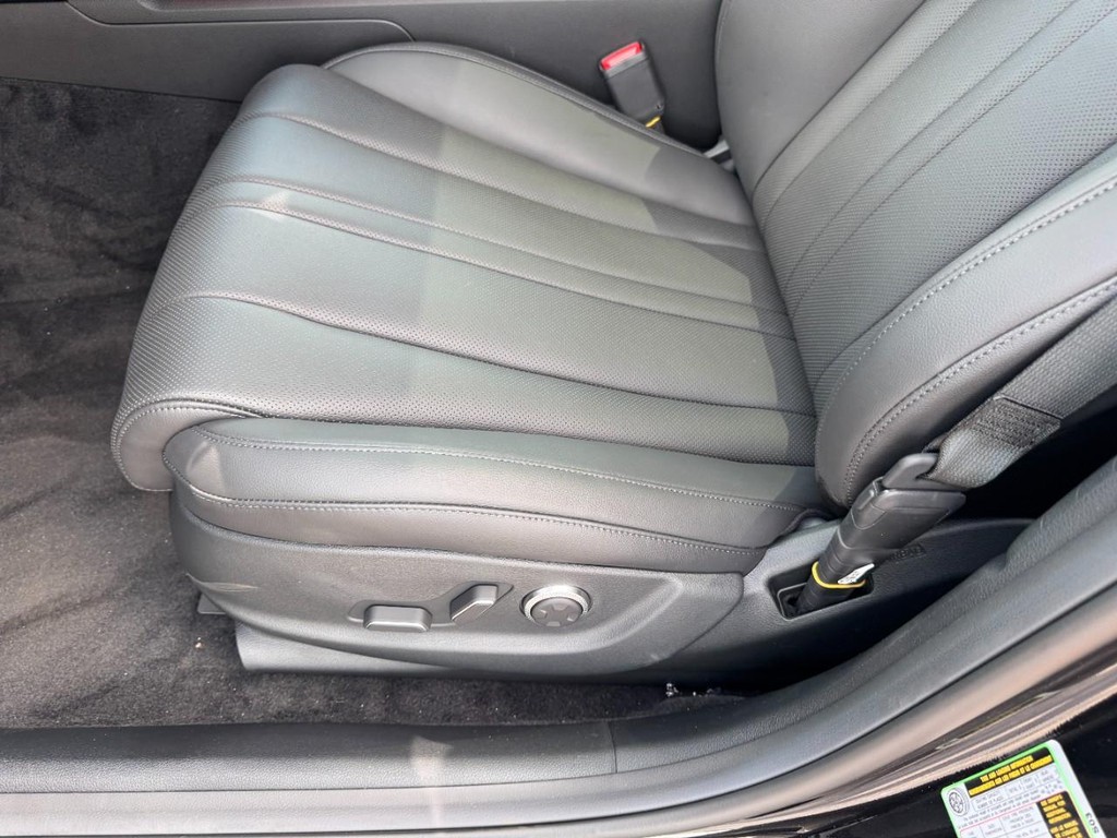 Genesis G80 Vehicle Full-screen Gallery Image 10