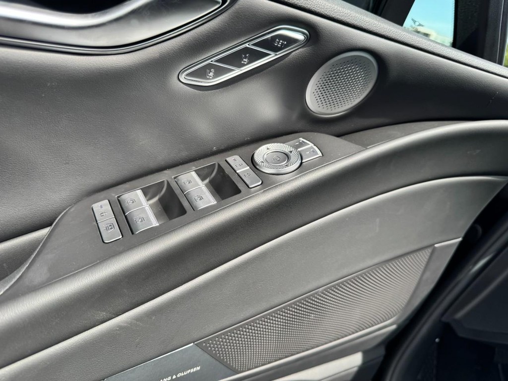 Genesis G80 Vehicle Full-screen Gallery Image 11