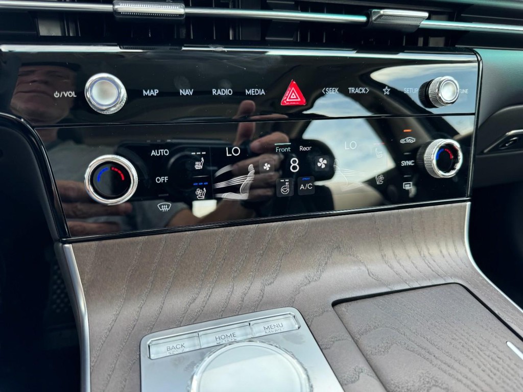 Genesis G80 Vehicle Full-screen Gallery Image 15