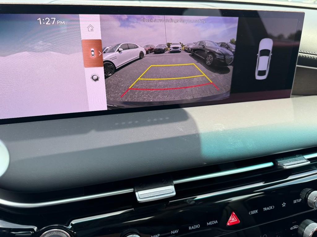 Genesis G80 Vehicle Full-screen Gallery Image 18
