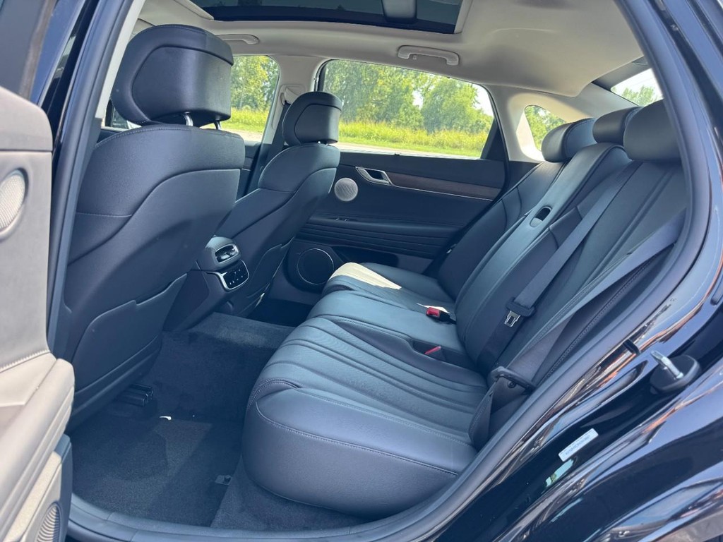 Genesis G80 Vehicle Full-screen Gallery Image 07