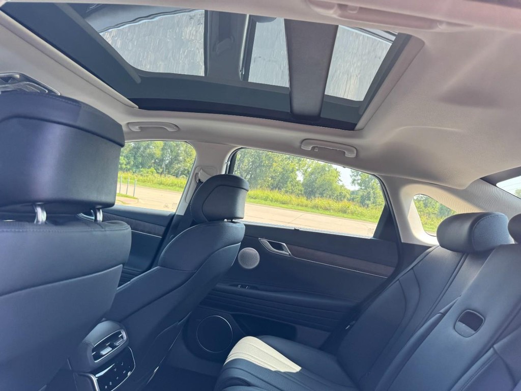Genesis G80 Vehicle Full-screen Gallery Image 08