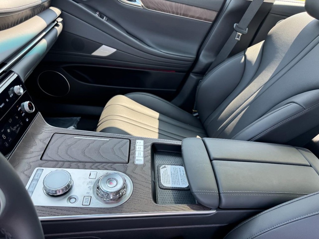 Genesis G80 Vehicle Full-screen Gallery Image 09