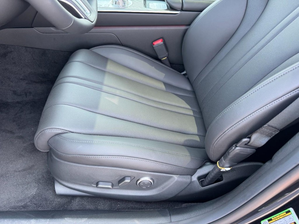 Genesis G80 Vehicle Full-screen Gallery Image 10