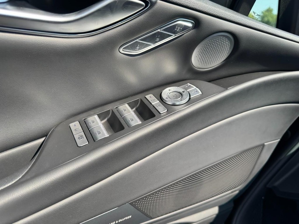 Genesis G80 Vehicle Full-screen Gallery Image 11