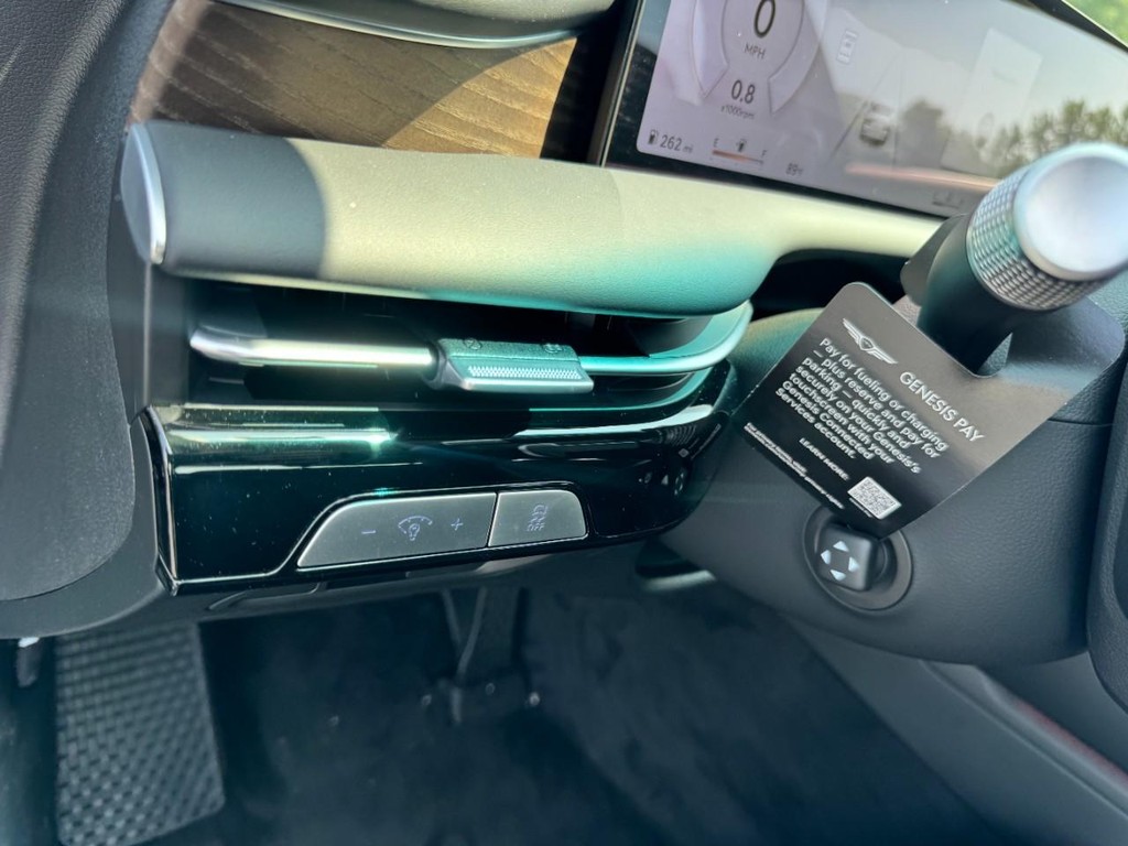Genesis G80 Vehicle Full-screen Gallery Image 12