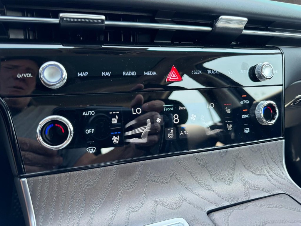 Genesis G80 Vehicle Full-screen Gallery Image 13