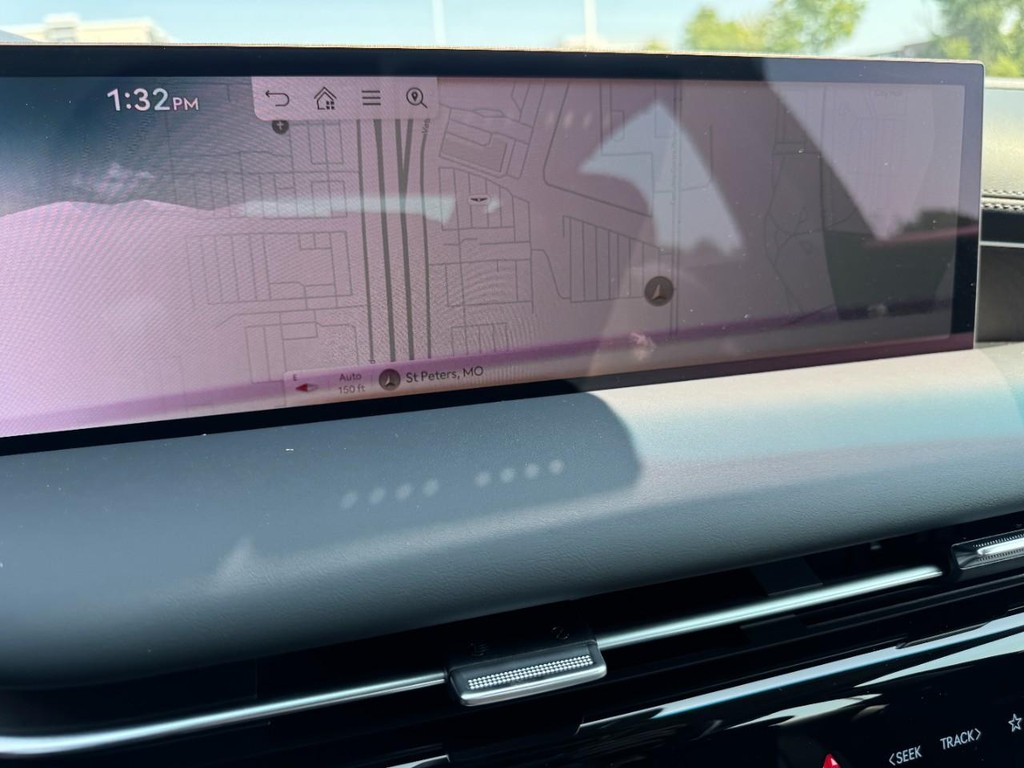 Genesis G80 Vehicle Full-screen Gallery Image 17
