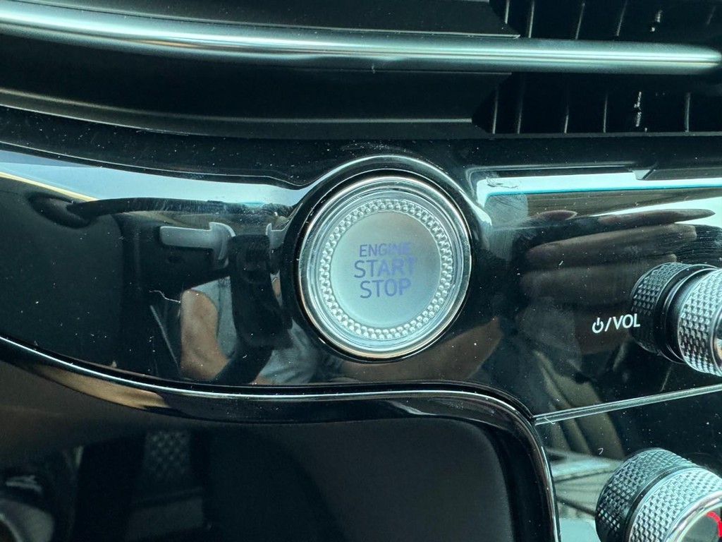 Genesis G80 Vehicle Full-screen Gallery Image 19