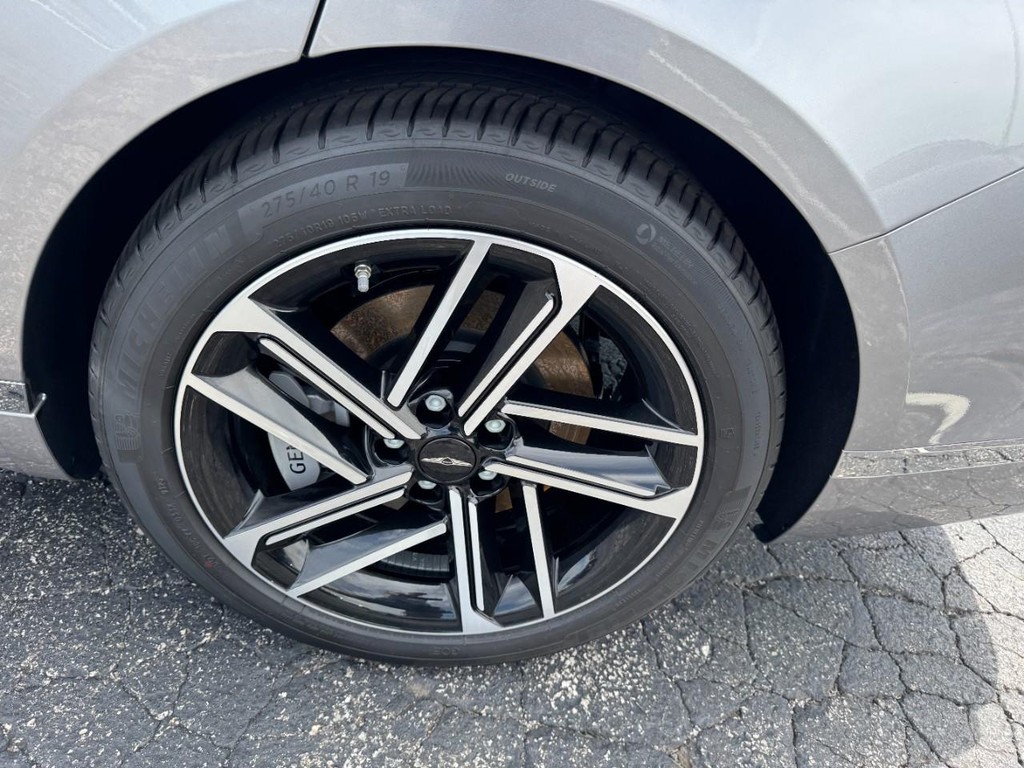 Genesis G80 Vehicle Full-screen Gallery Image 06