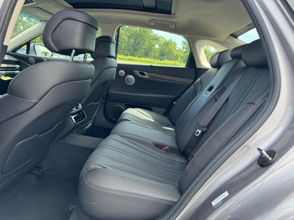 Genesis G80 Vehicle Full-screen Gallery Image 07