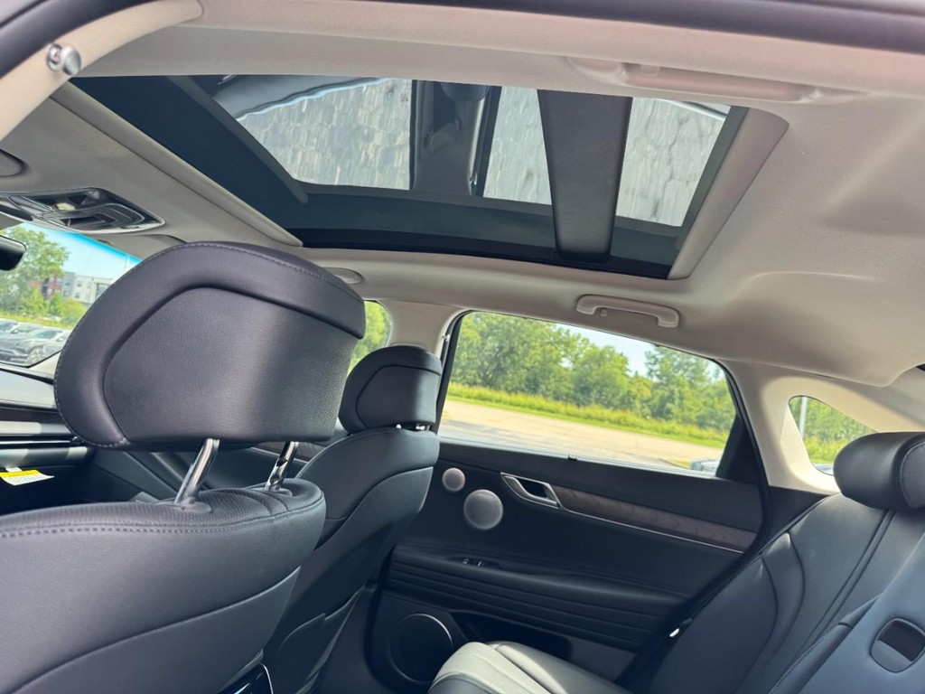 Genesis G80 Vehicle Full-screen Gallery Image 08