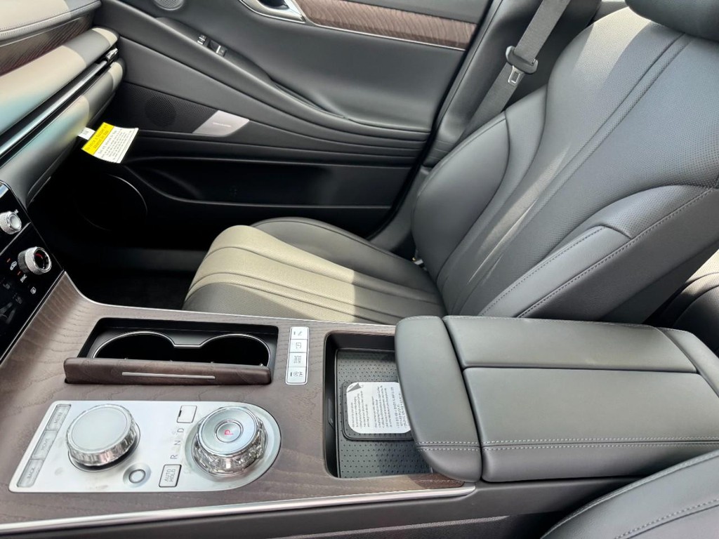 Genesis G80 Vehicle Full-screen Gallery Image 09