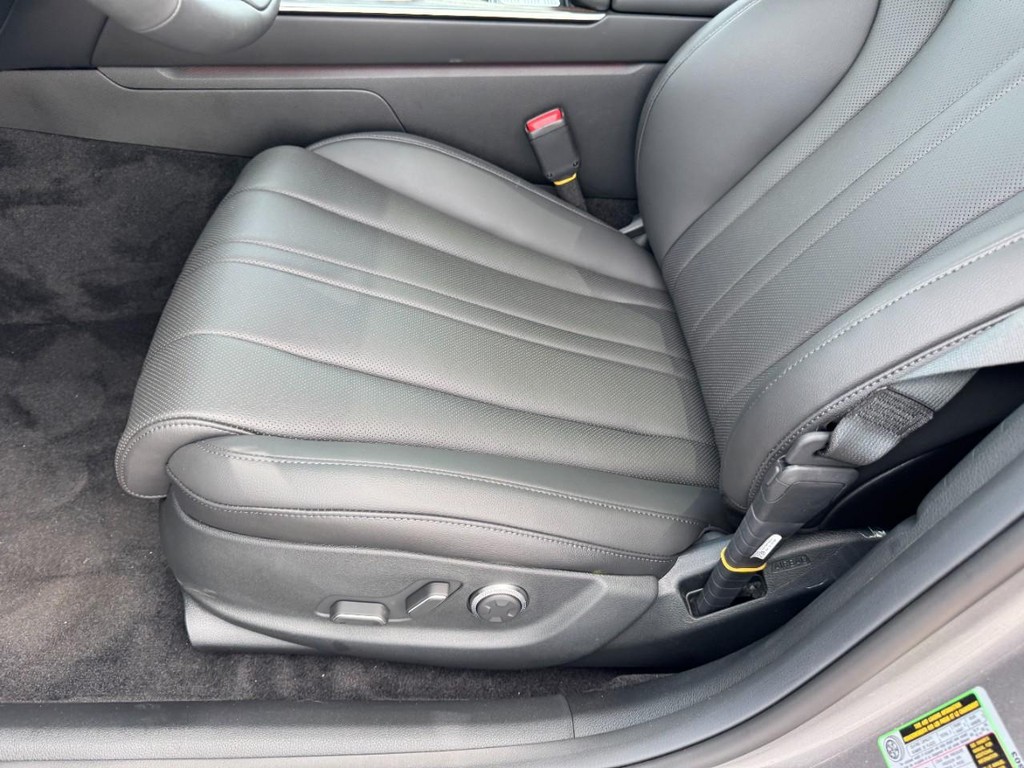 Genesis G80 Vehicle Full-screen Gallery Image 10
