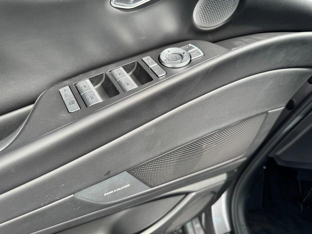 Genesis G80 Vehicle Full-screen Gallery Image 11