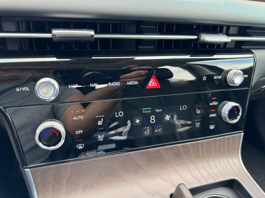 Genesis G80 Vehicle Full-screen Gallery Image 15