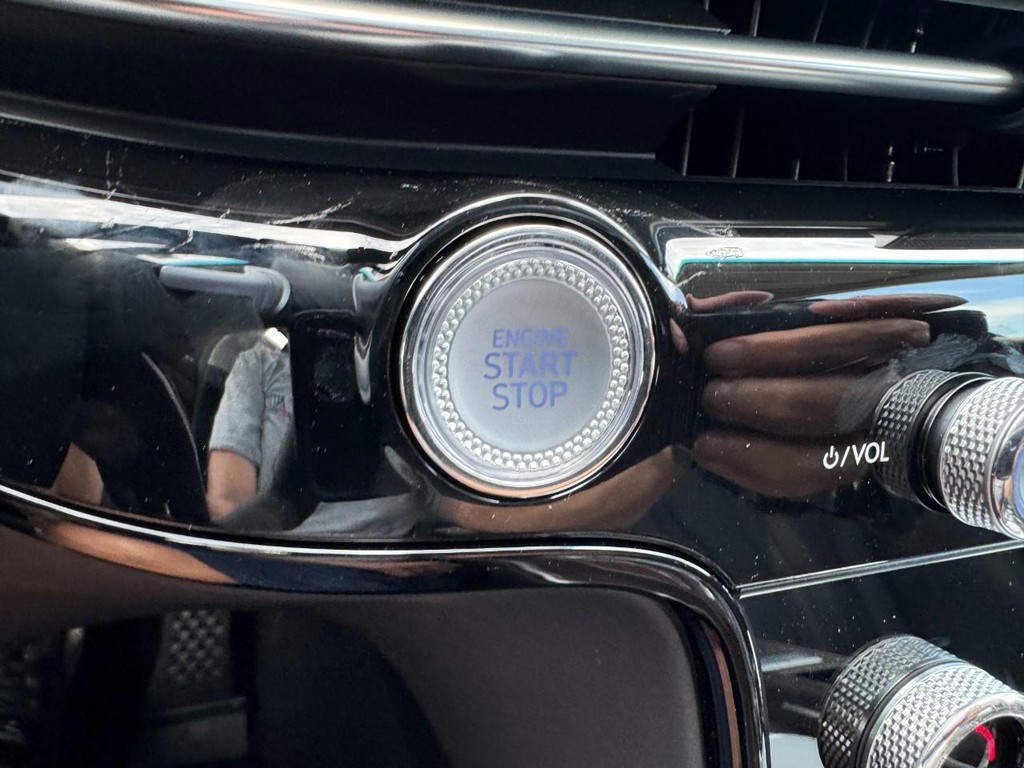 Genesis G80 Vehicle Full-screen Gallery Image 19