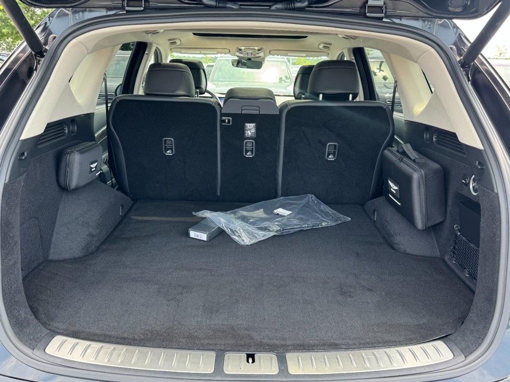 Genesis GV80 Vehicle Full-screen Gallery Image 06