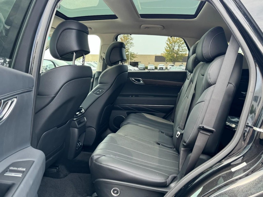Genesis GV80 Vehicle Full-screen Gallery Image 10