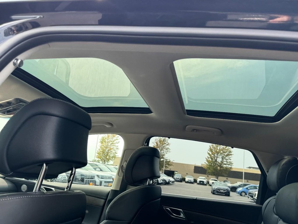 Genesis GV80 Vehicle Full-screen Gallery Image 11
