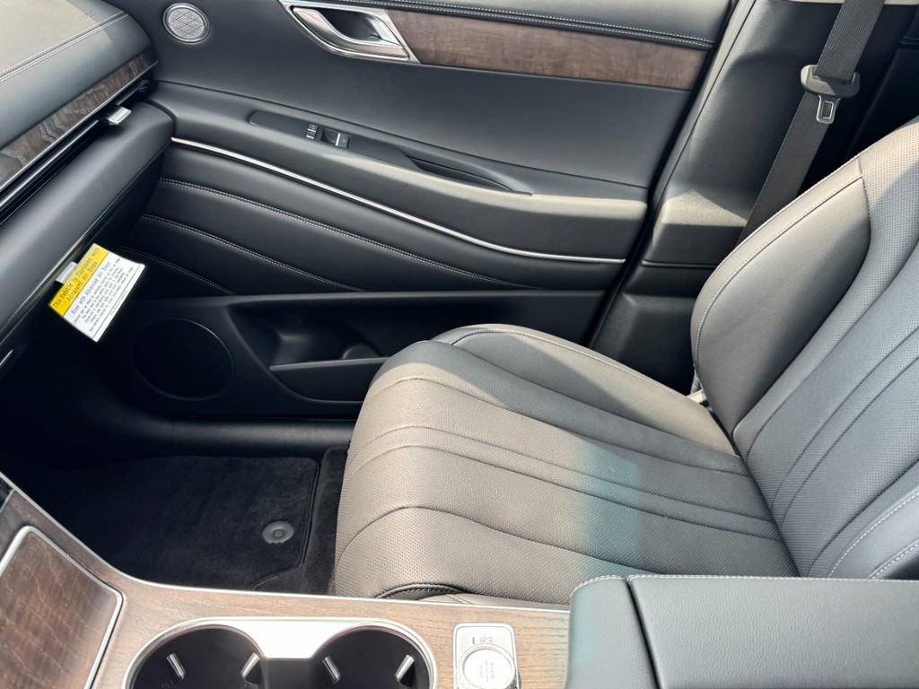 Genesis GV80 Vehicle Full-screen Gallery Image 14