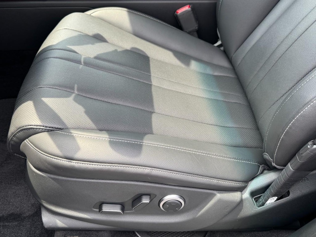 Genesis GV80 Vehicle Full-screen Gallery Image 15