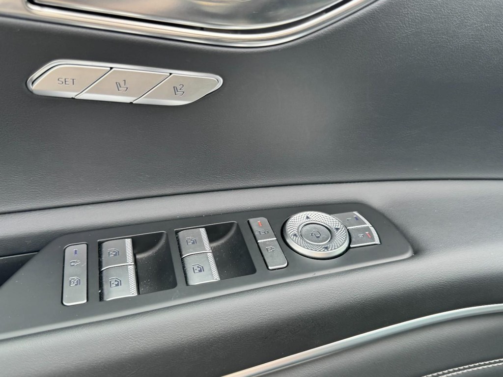 Genesis GV80 Vehicle Full-screen Gallery Image 16