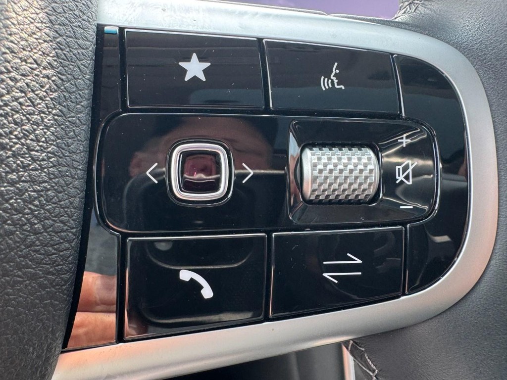 Genesis GV80 Vehicle Full-screen Gallery Image 19