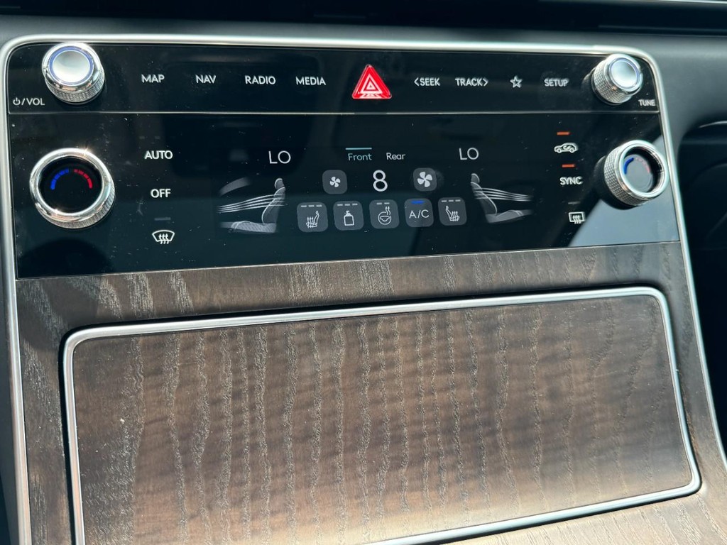 Genesis GV80 Vehicle Full-screen Gallery Image 20