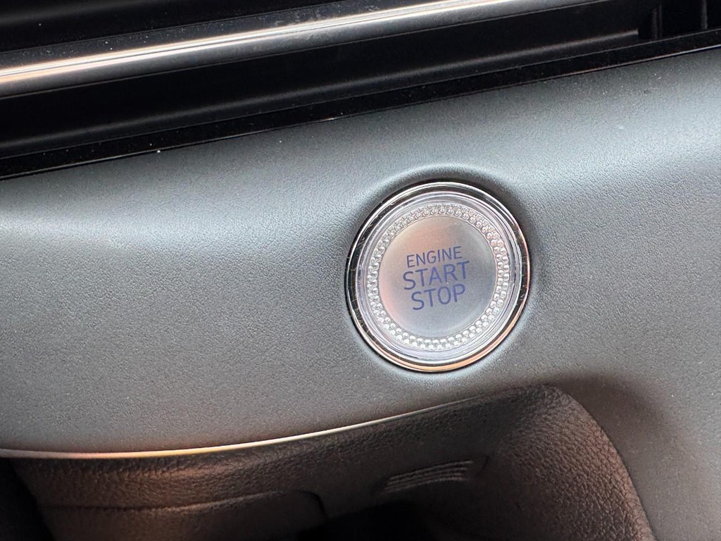 Genesis GV80 Vehicle Full-screen Gallery Image 24