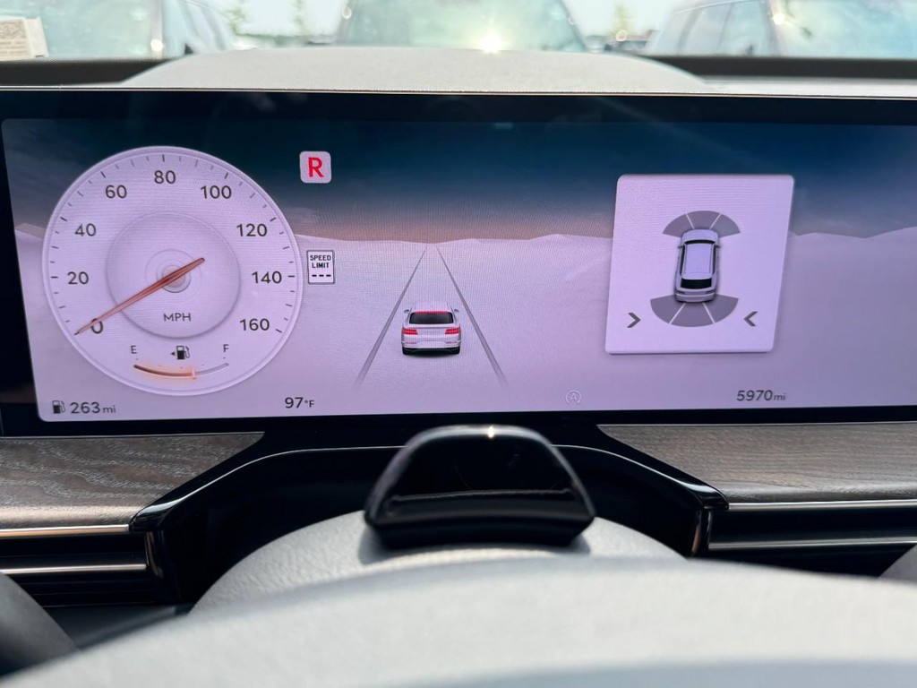 Genesis GV80 Vehicle Full-screen Gallery Image 25