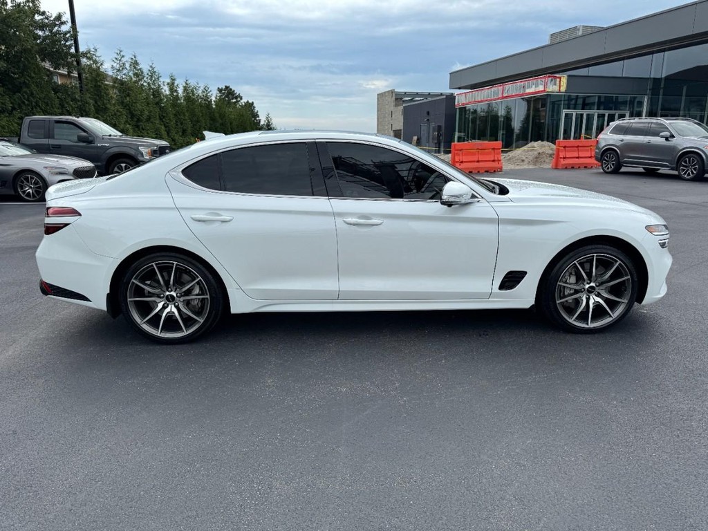 Genesis G70 Vehicle Full-screen Gallery Image 02