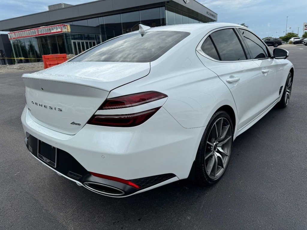 Genesis G70 Vehicle Full-screen Gallery Image 03