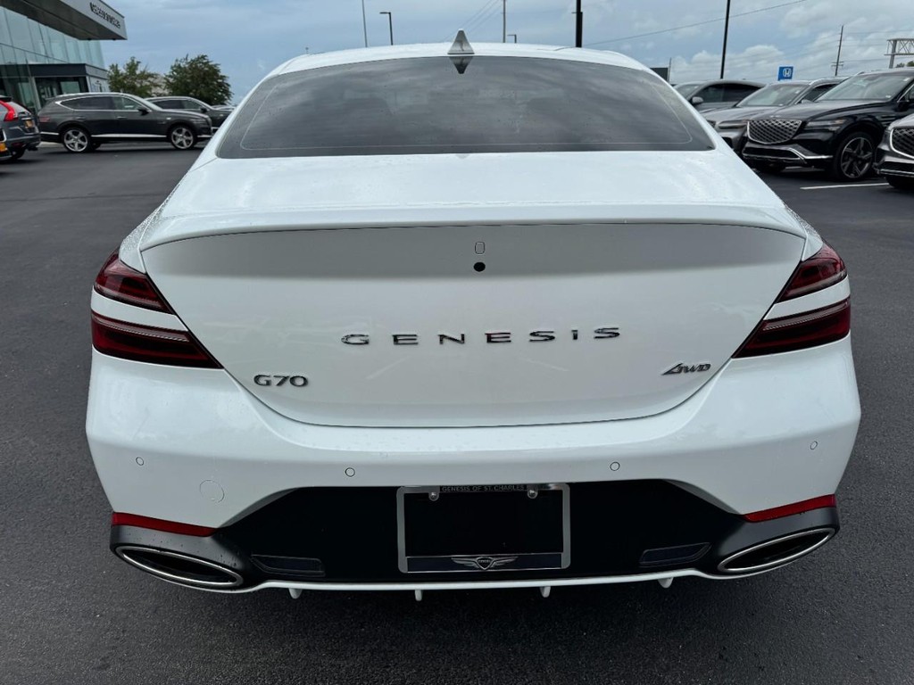 Genesis G70 Vehicle Full-screen Gallery Image 04