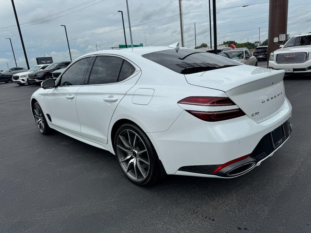 Genesis G70 Vehicle Full-screen Gallery Image 05
