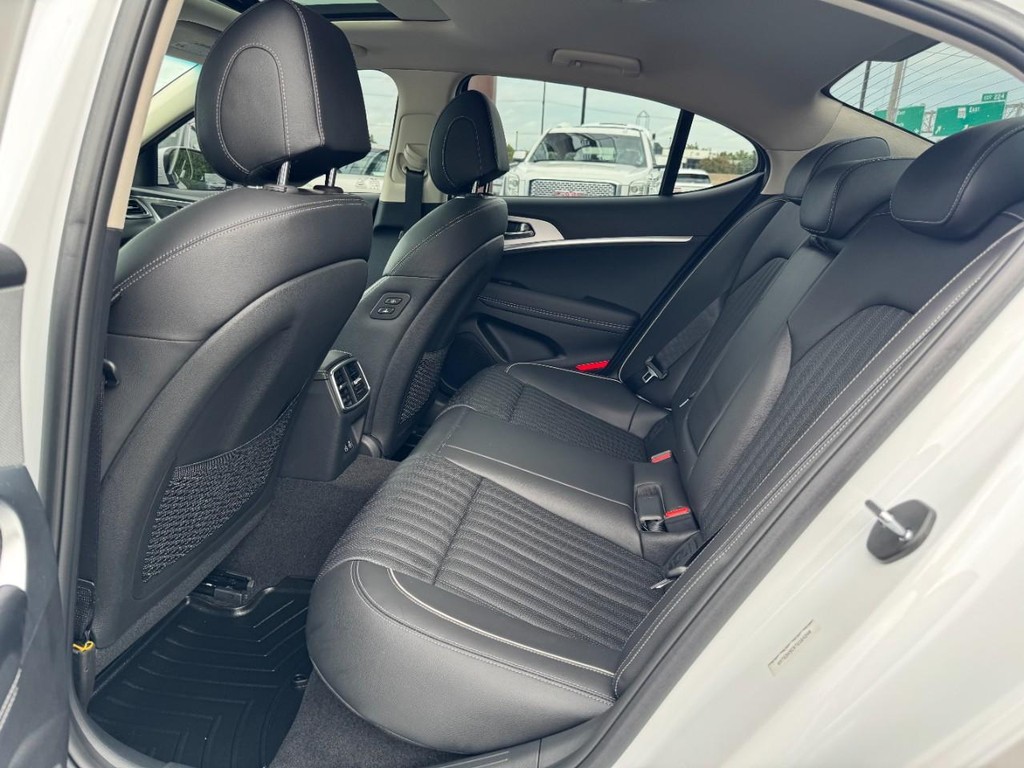 Genesis G70 Vehicle Full-screen Gallery Image 10