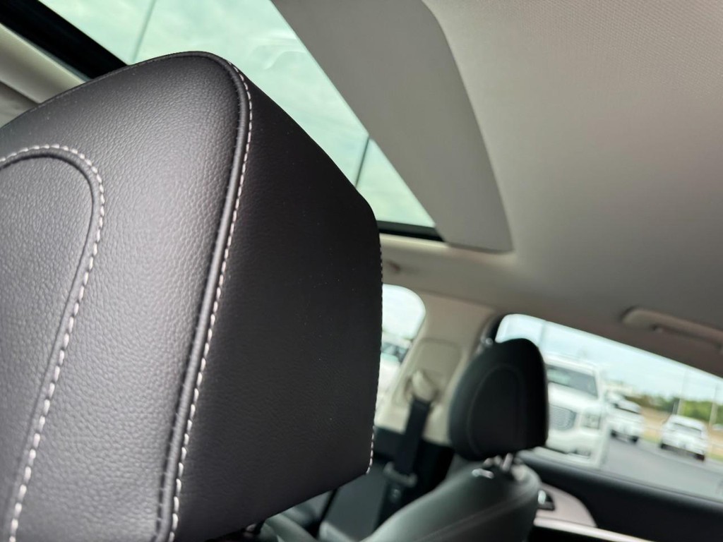 Genesis G70 Vehicle Full-screen Gallery Image 11