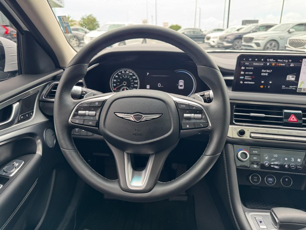 Genesis G70 Vehicle Full-screen Gallery Image 13