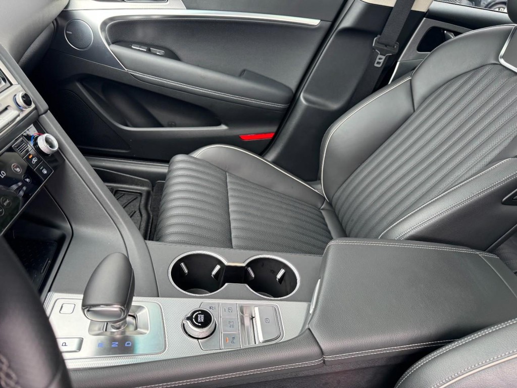 Genesis G70 Vehicle Full-screen Gallery Image 14