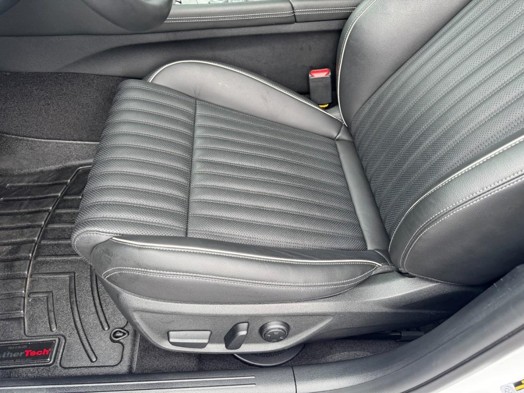 Genesis G70 Vehicle Full-screen Gallery Image 15