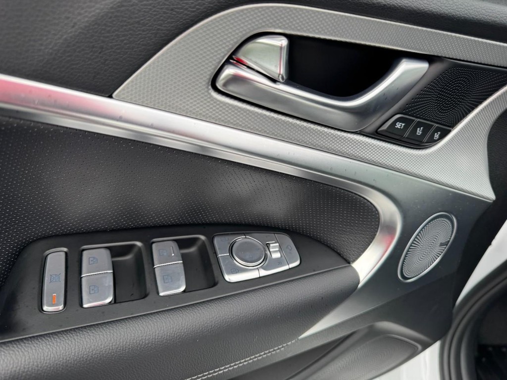 Genesis G70 Vehicle Full-screen Gallery Image 16
