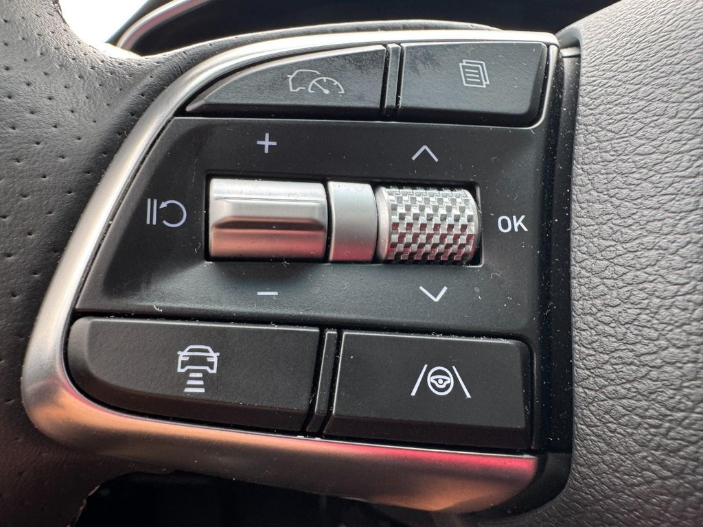 Genesis G70 Vehicle Full-screen Gallery Image 18