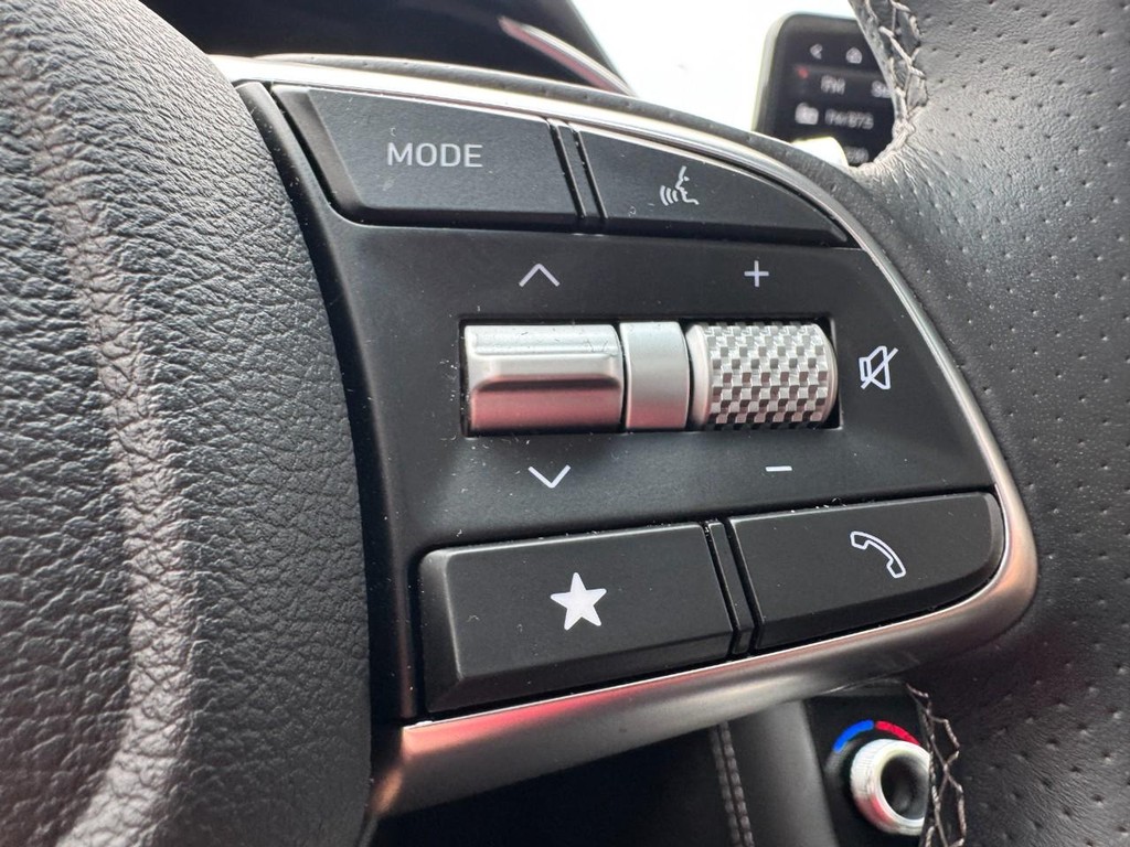 Genesis G70 Vehicle Full-screen Gallery Image 19