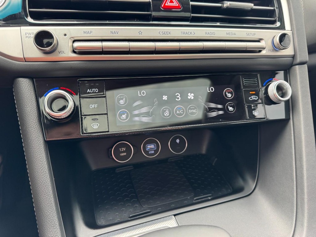 Genesis G70 Vehicle Full-screen Gallery Image 20