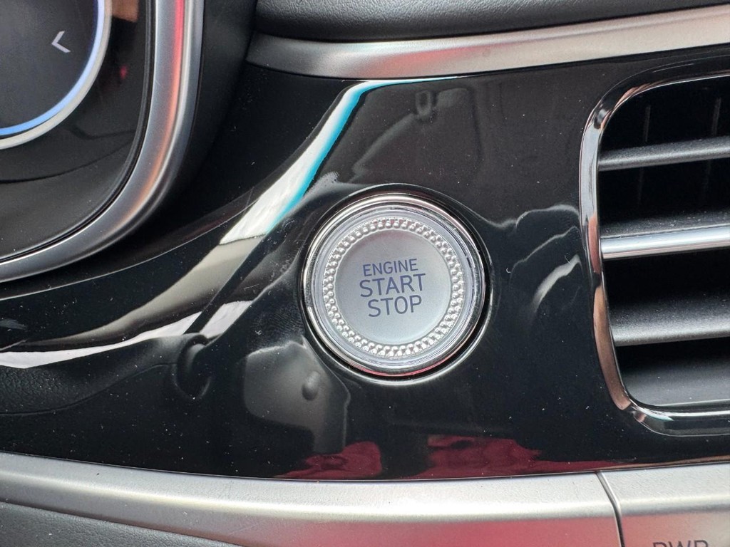 Genesis G70 Vehicle Full-screen Gallery Image 24